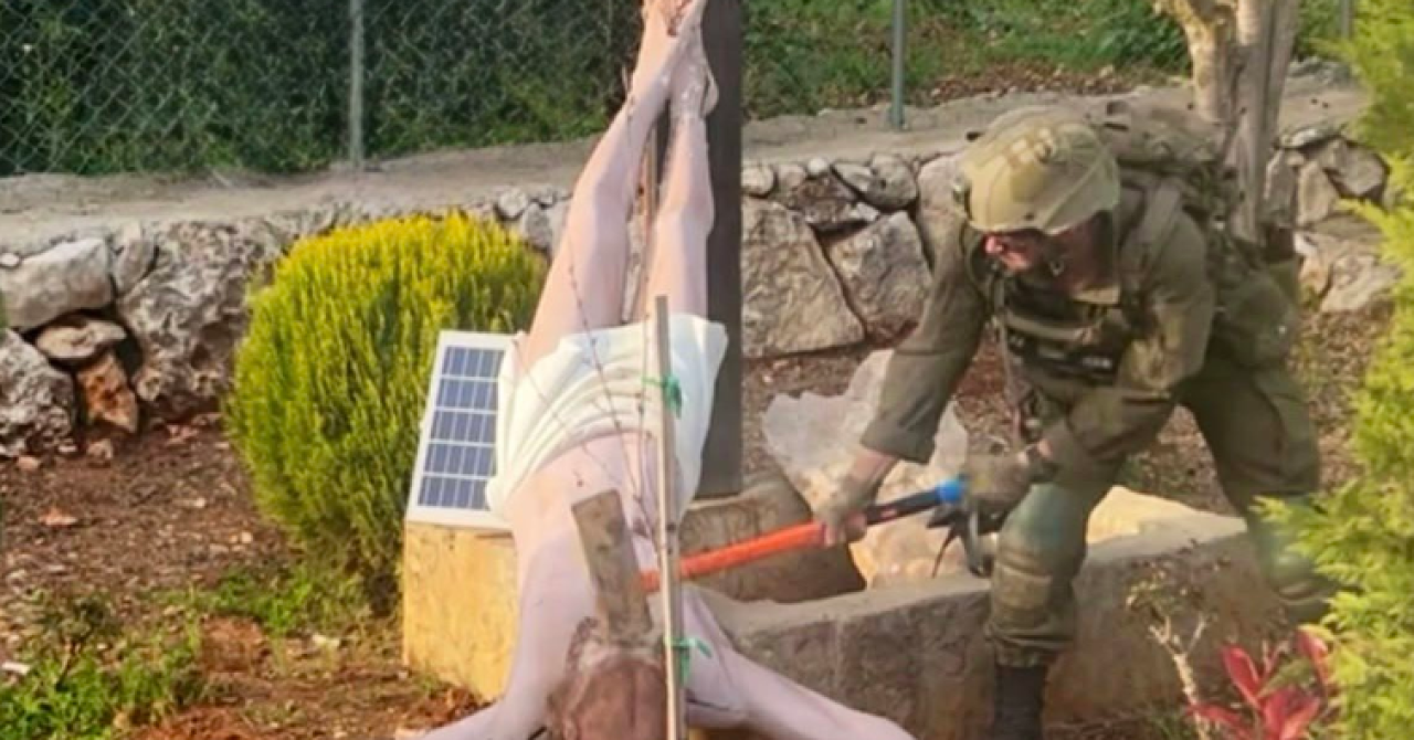 Prizor koji je izazvao zgražanje: Izraelski vojnik maljem razbio Isusov kip, oglasio se IDF