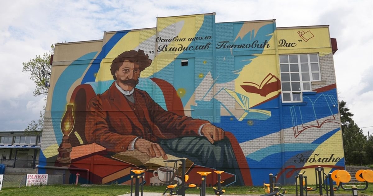 Lik velikog pesnika na zidu škole u rodnom selu: Vladislav Petković Dis posmatra sa 400 kvadrata