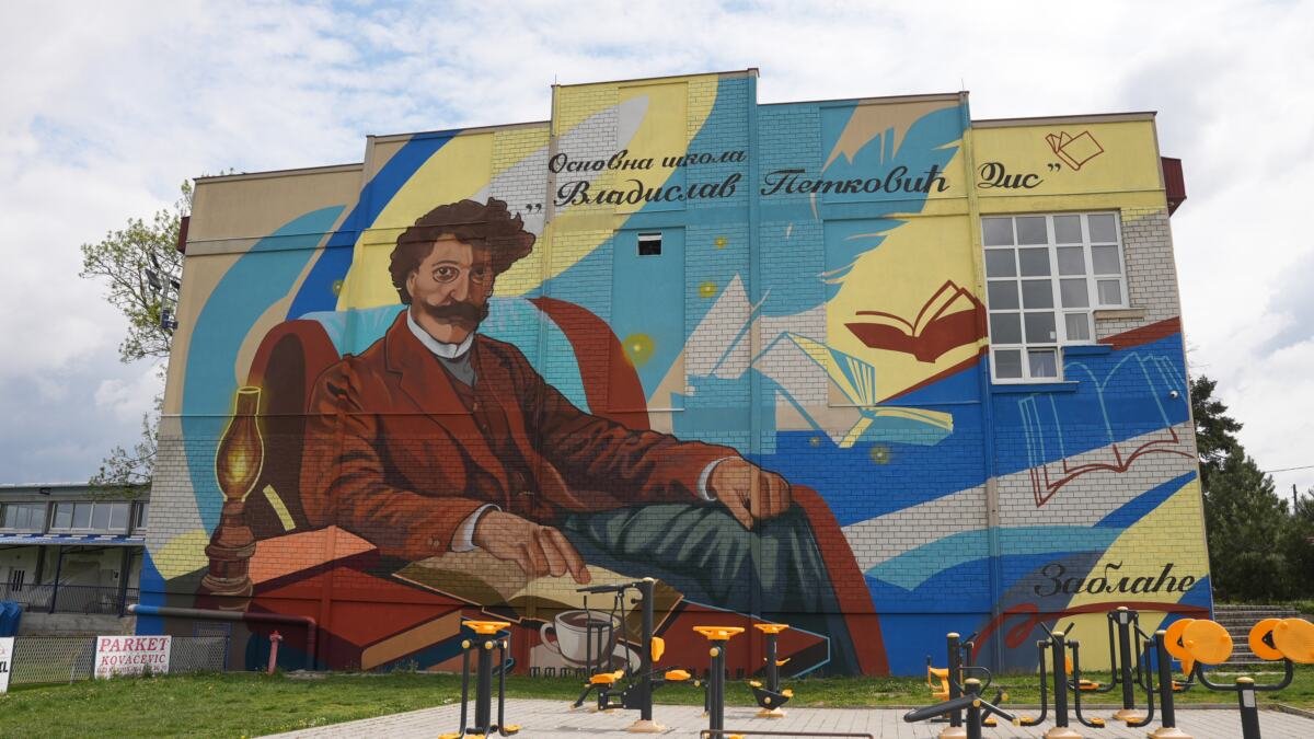 DIS SE SMEŠI SA SKORO 400 KVADRATA: Prelepa slika iz sela Zablaće kod Čačka - oslikan mural čuvenog pesnika na zidu škole (FOTO)