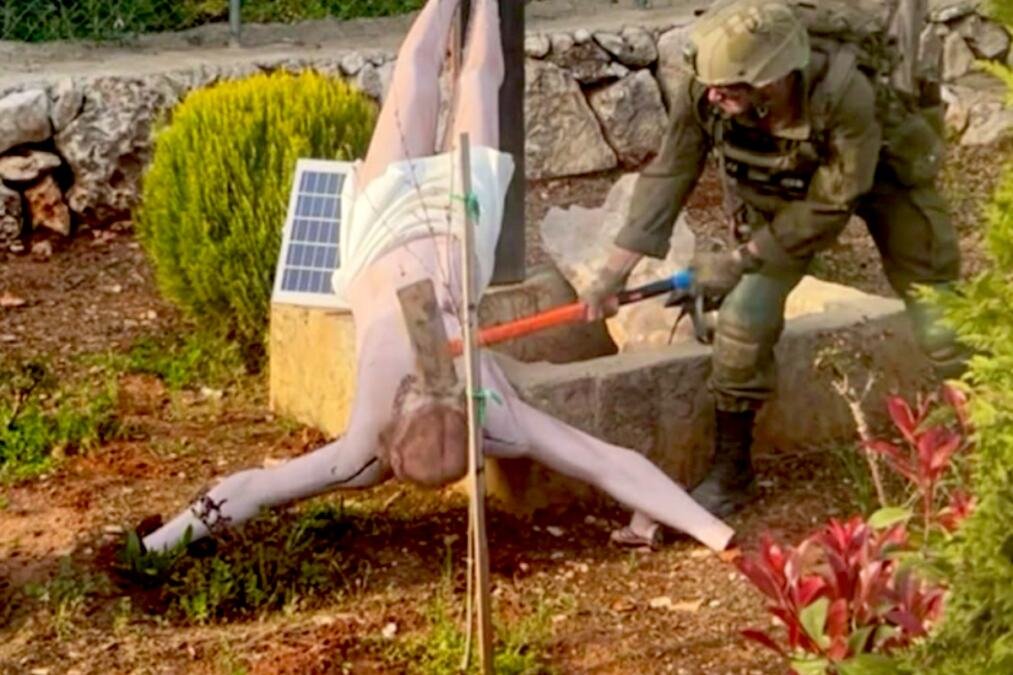 DVA IZRAELSKA VOJNIKA U ZATVORU! Kažnjeni zbog razbijanja MALJEM statue raspetog Isusa Hrista na jugu Libana! Jedan snimao, drugi LOMIO, šestoro ih gledalo!