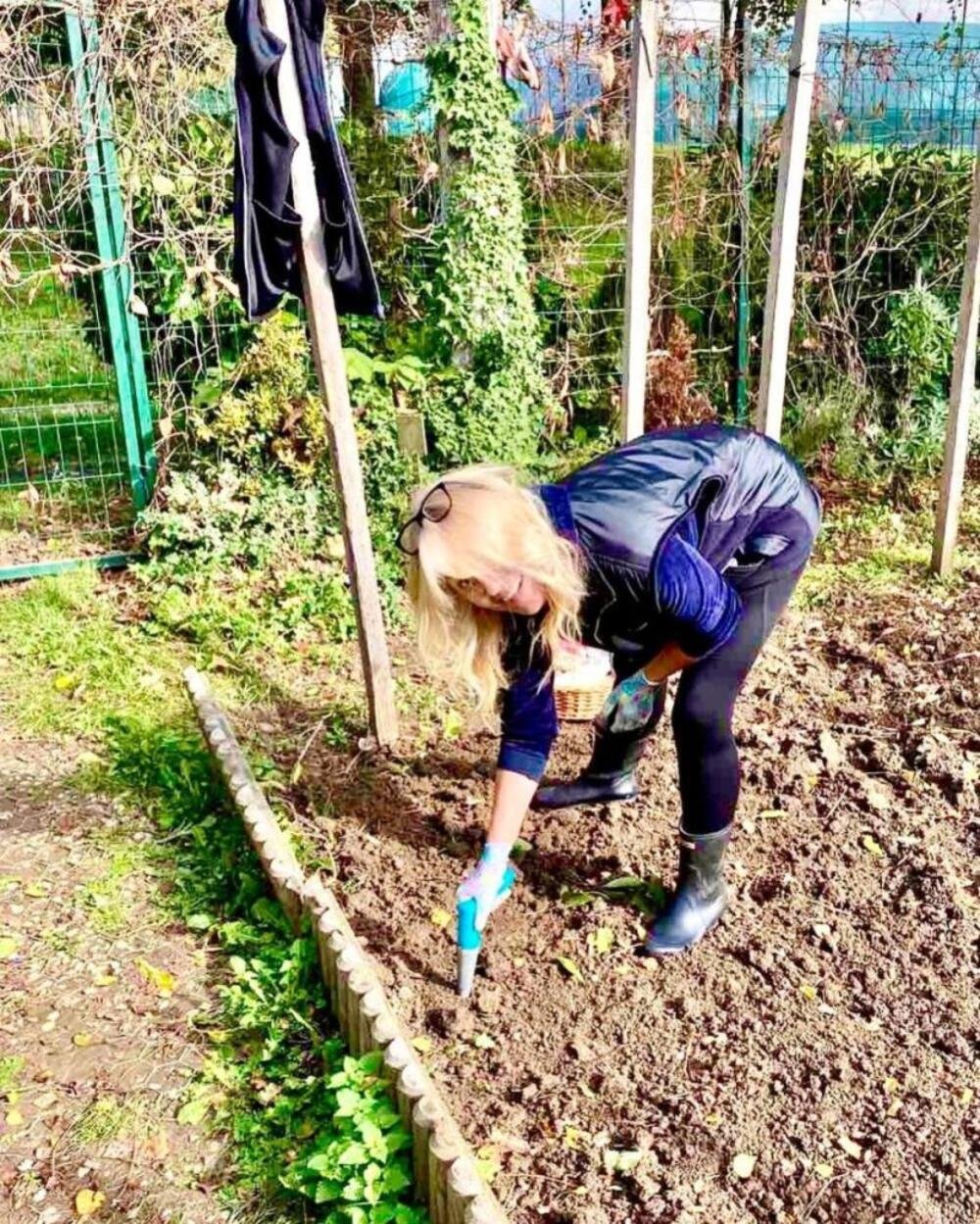 IMA LI NEKO LEPŠE DVORIŠTE OD OVE ŽENE? Na Košutnjaku napravila pravi raj, izgleda kao boginja, a domaćica je za 10