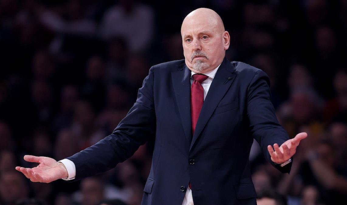 DOŽIVEO KRAH, PA OSTAO NEM POSLE JEDNOG NEZGODNOG PITANJA! Obradović bez odgovora - nije želeo da priča o ŠOKANTNOJ odluci!