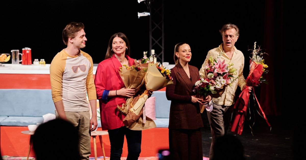 Igraju Aleksandra Tomić, Sergej Trifunović... Pogledajte kako je bilo na premijeri predstave "Ljudi odozgo"