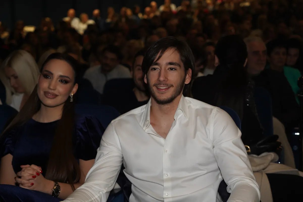 Lepa Sara oduševila elegancijom: Ovo je devojka Kana Džinovića (FOTO)