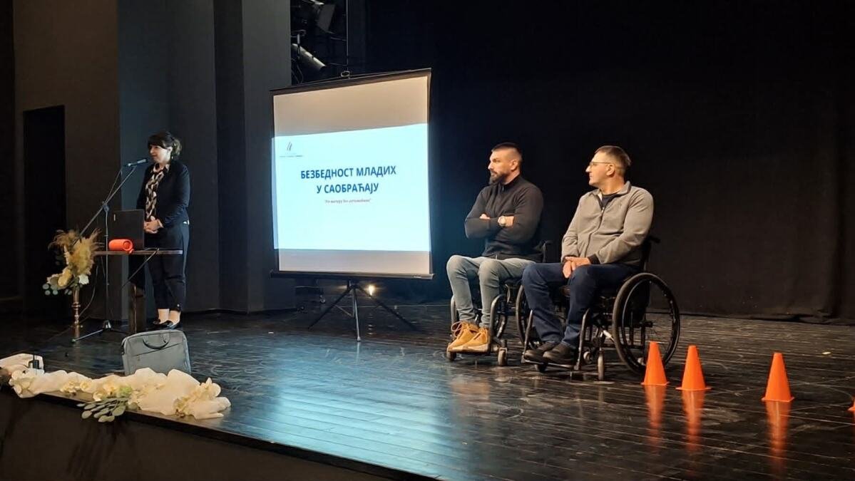 NA MATURU BEZ AUTOMOBILA: Jedna greška može promeniti život – Maturantima u Mitrovici pokazane posledice saobraćajnih nesreća