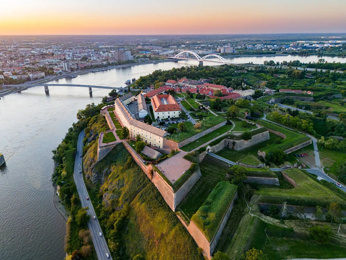 Brod bez posade i ikakve kontrole prošao ispod dva mosta u Novom Sadu - niko nije reagovao