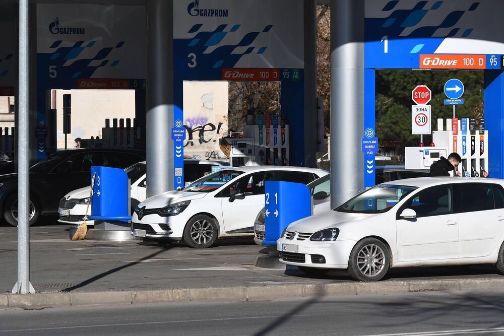 CENE BENZINA BI MOGLE DA DOSTIGNU... Mračne prognoze digle ceo svet na noge, stiglo alarmanto upozorenje!