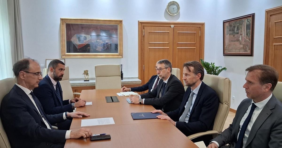 Serbian PM Macut holds urgent meeting with head of EU Delegation to Serbia