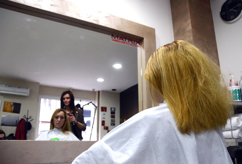 " Počela sam sama da se šišam i feniram" Frizeri opet podigli cene, žene besne: Odlazak u salon čak 14.000 dinara