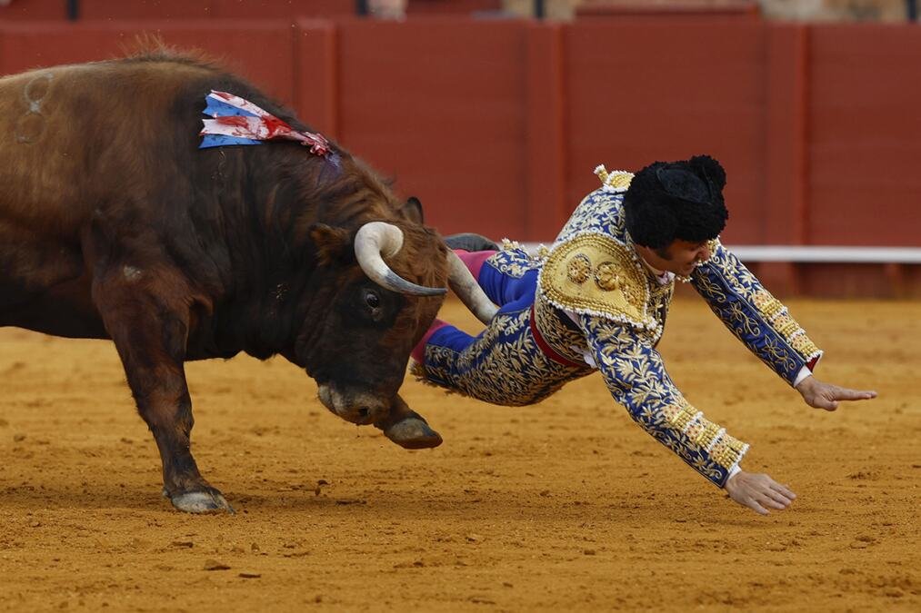 (UZNEMIRUJUĆI SNIMAK) KRALJU MATADORA BIK PROBUŠIO REKTUM! Horor prizor iz španske koride, zastrašujuće šta je uradio samo dan pre