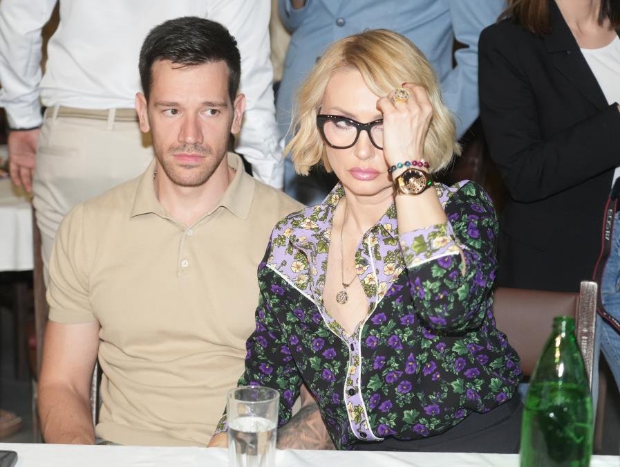 (FOTO) GOCA TRŽAN U ZAGRLJAJU MUŠKARCA ZBOG KOG JE RAŠA PRE 6 GODINA NAPRAVIO HAOS NA PLANINI: On sad objavio sliku s pevačicom pa poručio: Sazreo Raša...