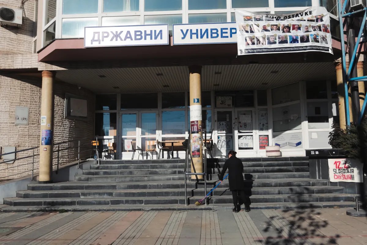 Incident na izborima za studentski parlament u Novom Pazaru: Studenta odgurnuo pripadnik obezbeđenja