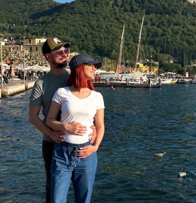 TRUDNA ZVEZDA GRANDA! Sa suprugom pevačem čeka prvo dete, evo kog je pola beba