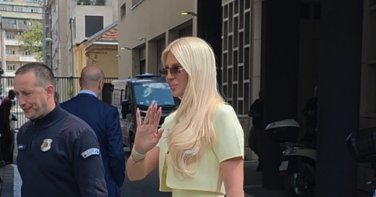 Karleuša stigla na suđenje sa Štimcem: U kratkom miniću ušetala u sud, ovo je njena jedina reakcija