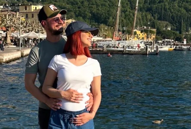 Trudna zvezda "Granda": Sa suprugom pevačem čeka prvo dete (FOTO)