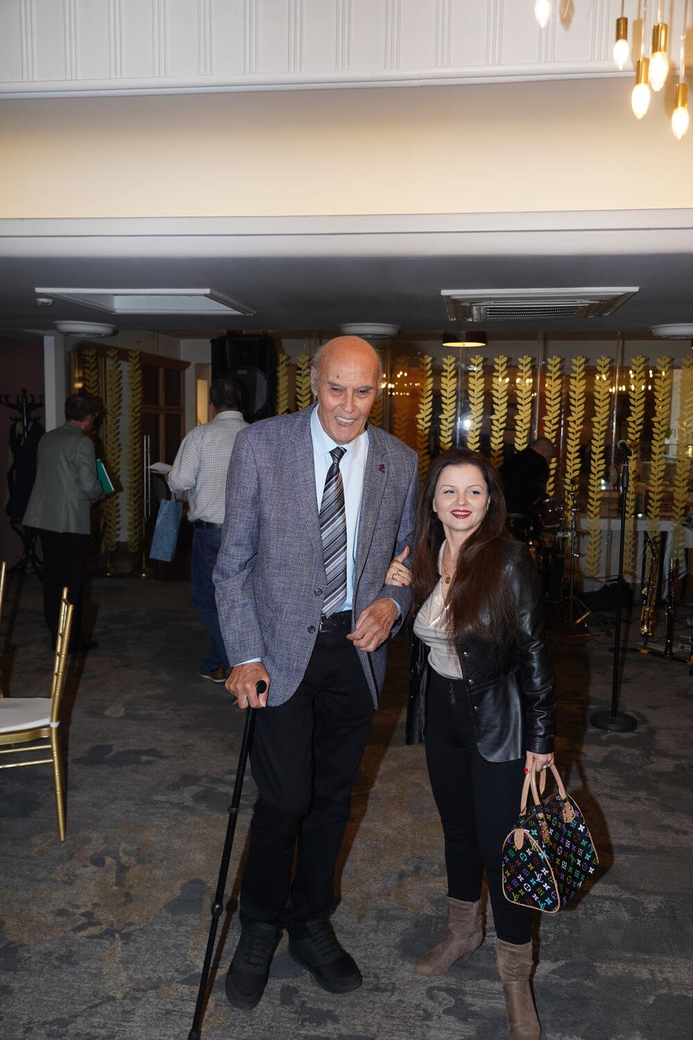 "ZNAMO DA BI MNOGI ŽELELI OVAKO" U mladosti ga žene obožavale, a sad ga ljubi 41 godinu mlađa koleginica