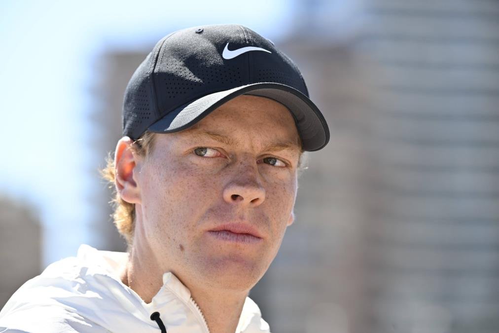 "KADA NJIH NEMA U ŽREBU, SITUACIJA JE UNIKATNA..." Janik Siner govorio o Novaku Đokoviću i Karlosu Alkarazu: Nema ih u Madridu, a evo šta Italijan kaže o tome!