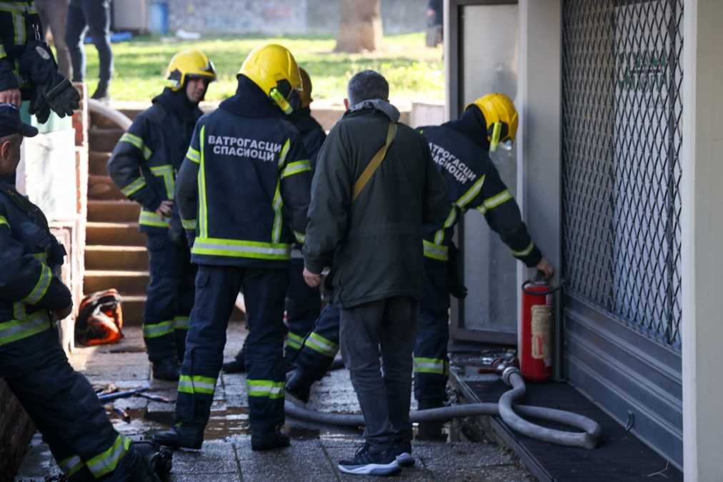 GORI POSLEDNJI SPRAT NOVE ZGRADE NA ČUKARIČKOJ PADINI: Izbio veliki požar, dim se nadvio nad taj deo grada