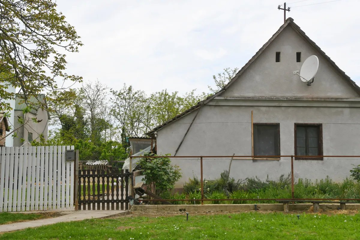 "Policija je celu noć stražarila ispred kapije, znali smo da nešto ne sluti na dobro": Tinejdžer ubio partnera svoje majke, pa telo zapalio u obližnjoj šumi kod Hrtkovaca
