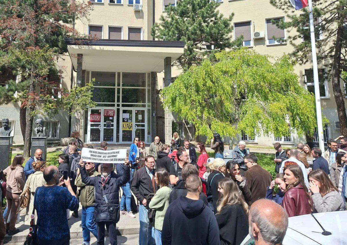 Studenti se okupljaju ispred Medicinskog fakulteta: Tročlana delegacija profesora kod dekana na razgovoru