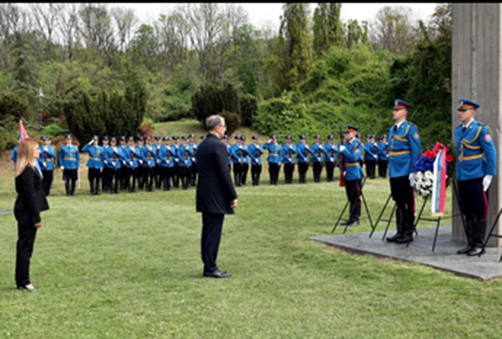 "SIMBOL BOLA I OBAVEZA NA TRAJNO SEĆANJE": Macut položio venac u Spomen-parku Jajinci
