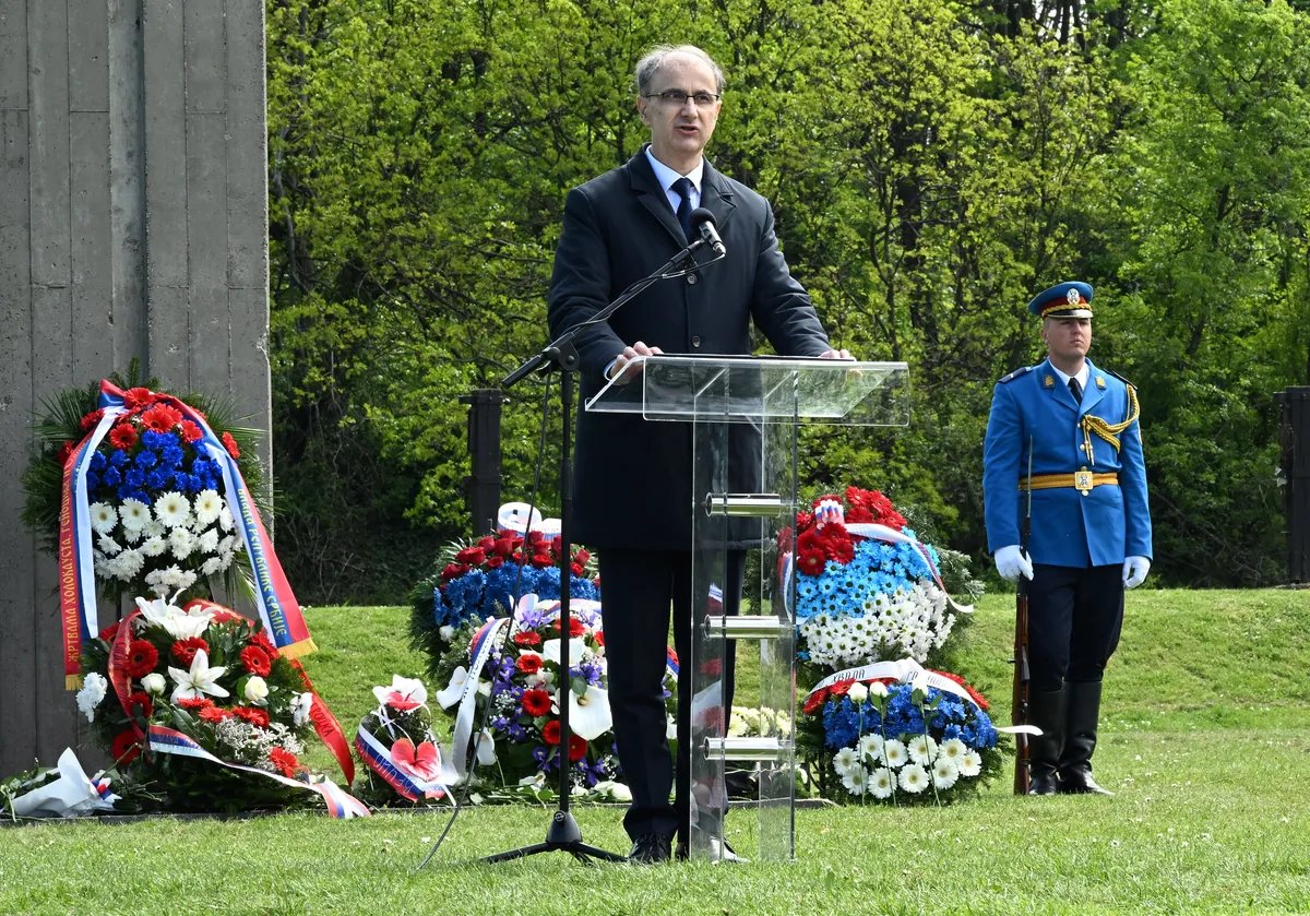 PM Macut Lays wreath at WW 2 memorial site