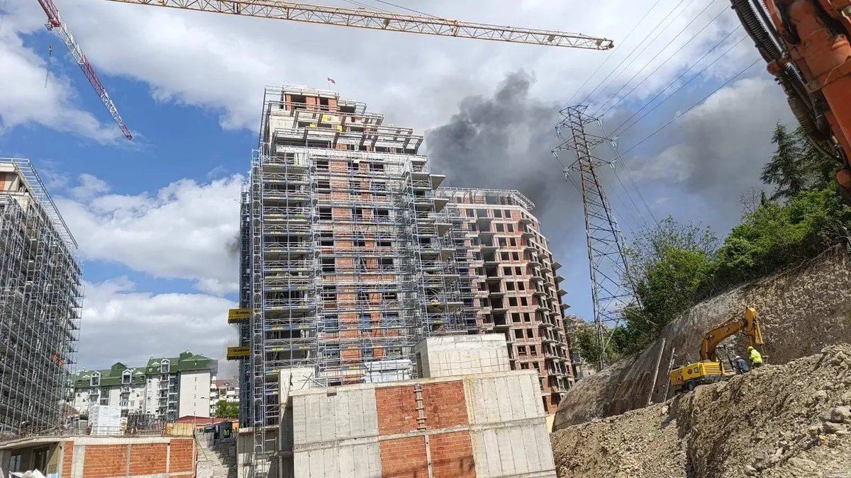 Požar na mestu bivšeg FMP-a, gori zgrada u izgradnji