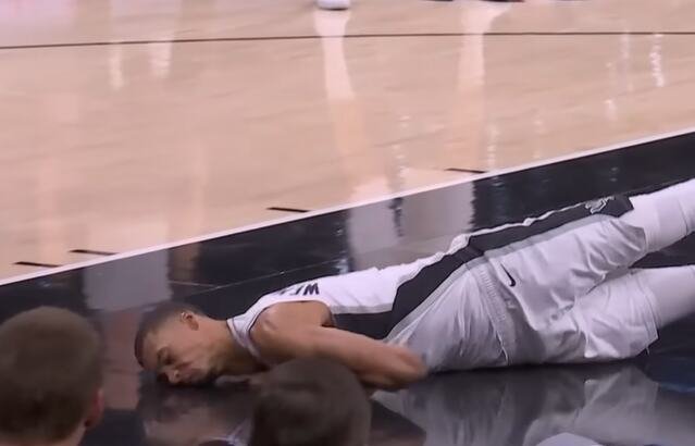 POZNATO JE ŠTA JE VEMBANJAMA PRVO REKAO NAKON STRAVIČNOG PADA! Oglasio se njegov saigrač i sve otkrio - Francuz je samo ovo uspeo da kaže!