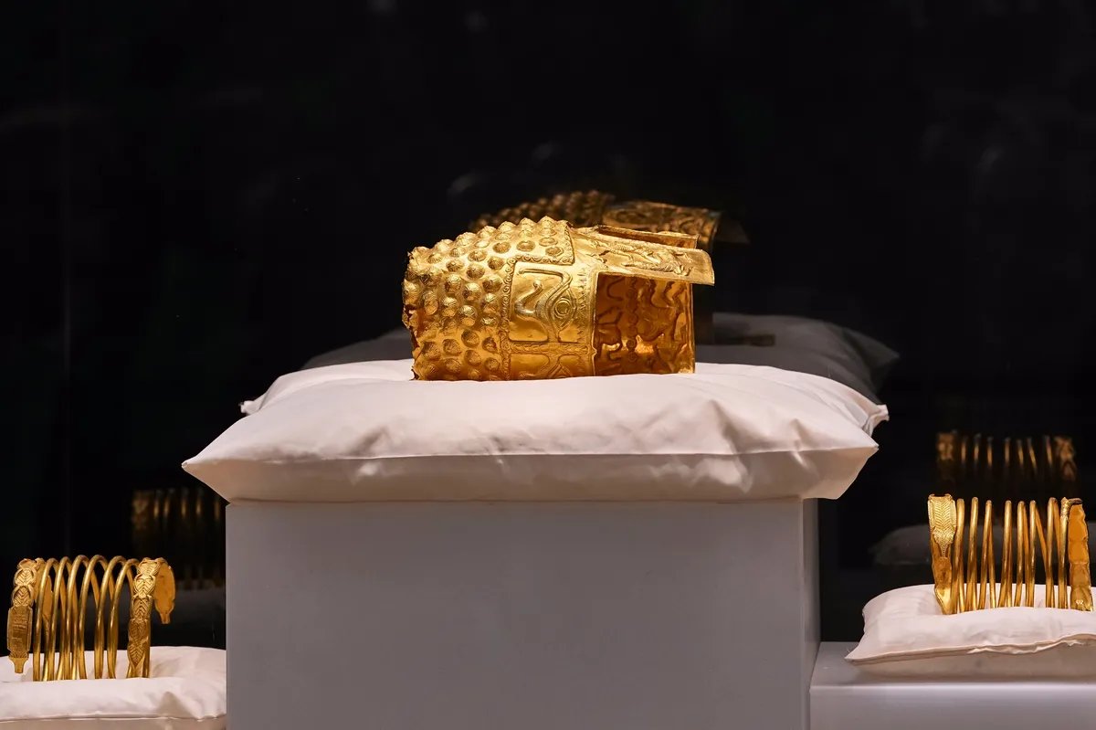 U Rumuniju vraćen ukradeni zlatni šlem star 2.500 godina