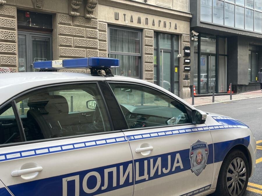 DOJAVA O BOMBI U KURIRU: Zgrada evakuisana, u toku detaljan
pretres!