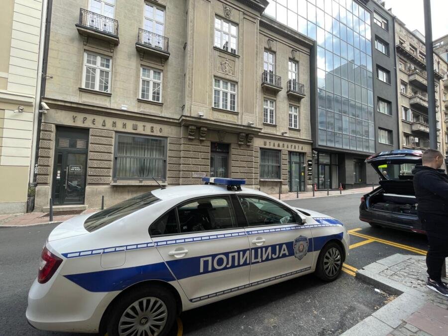 DOJAVA O BOMBI U KURIRU: Zgrada pregledana, zaposleni se vratili na radna mesta