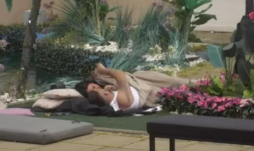 VOLE KAD IH SVI GLEDAJU! Izbila mu zube, pa zamalo pala VRELA AKCIJA ispod POKRIVAČA! I TO NA ŠOK MESTU