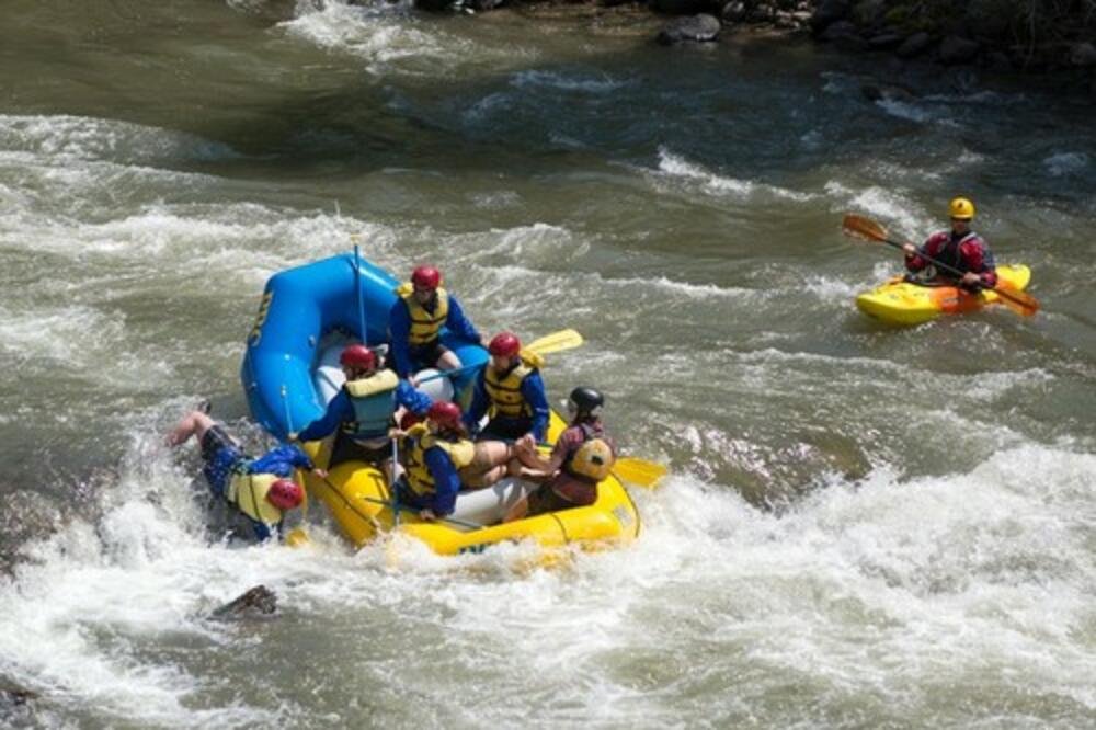 TRAGEDIJA NA RECI TARI: Prevrnuli se kajaci puni ljudi, ima MRTVIH