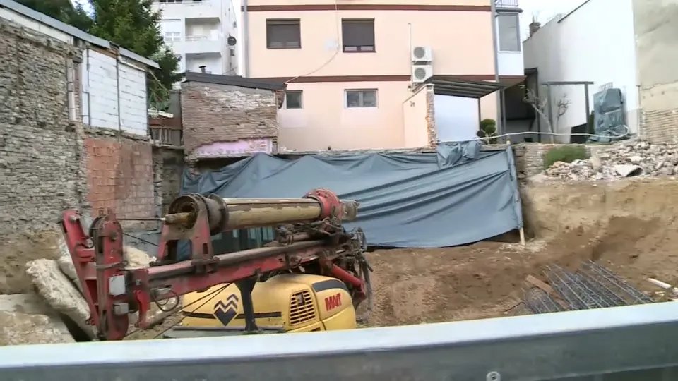 "Ne znam da li ću se sutra probuditi sa ciglom u glavi": Stanari na Voždovcu zabrinuti za bezbednost zbog okolnog gradilišta