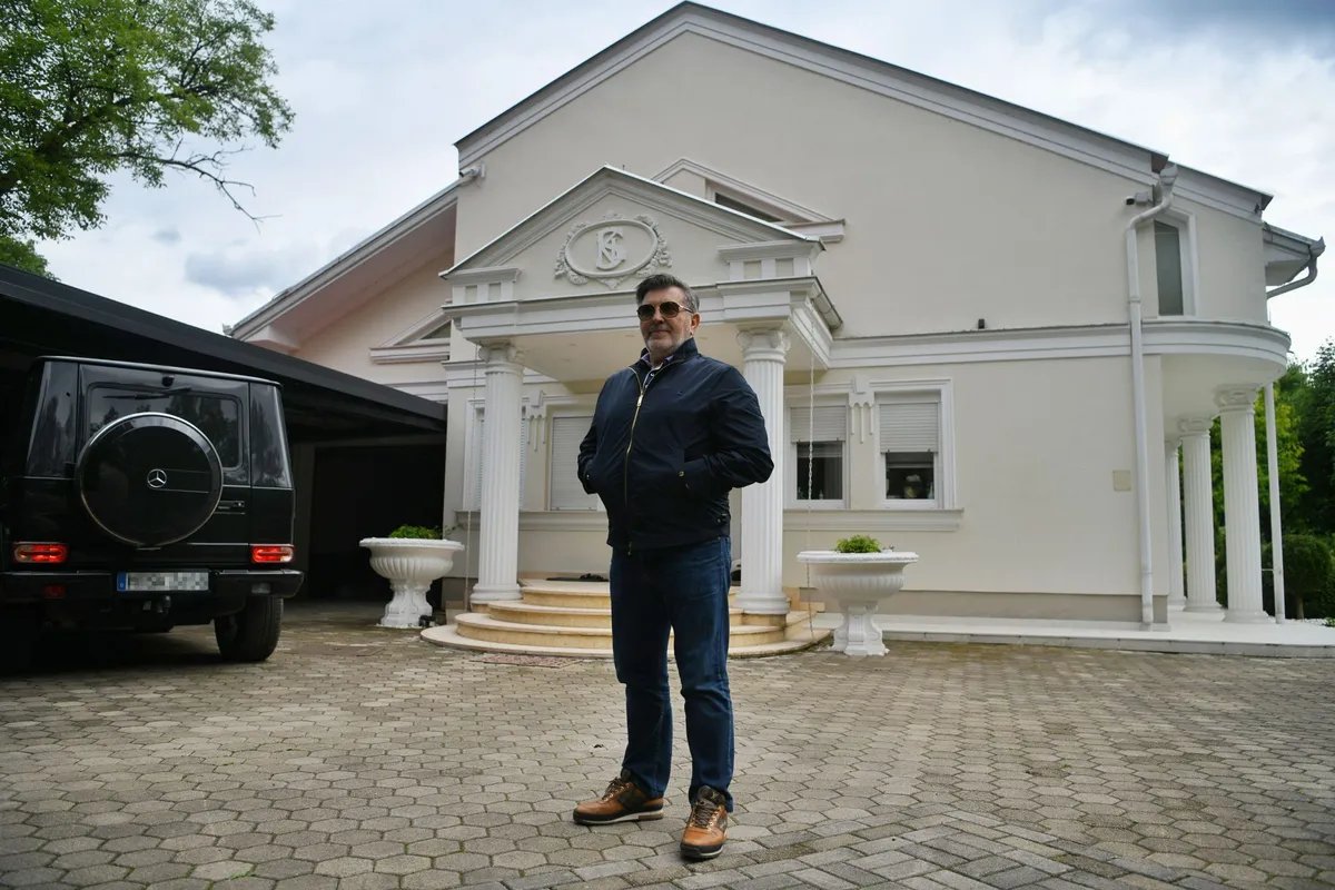 Šerif Konjević je na estradi više od 50 godina, od prvog hita se skućio, a do sada je zaradio bogatstvo