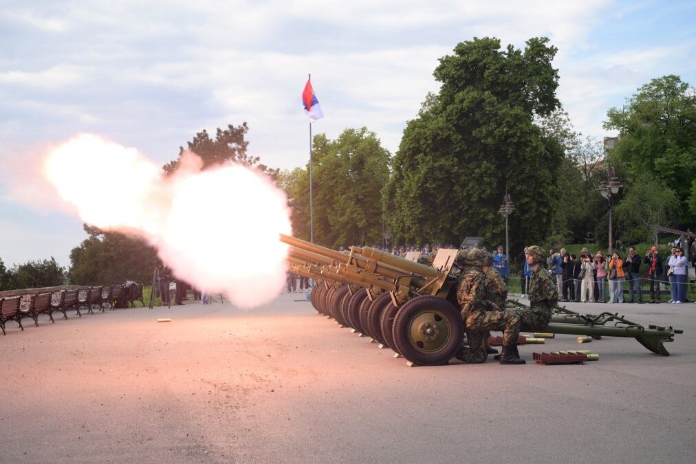 Počasna artiljerijska paljba povodom Dana Vojske Srbije! Grmelo sa Kalemegdana, prisustvovao i ministar Gašić (foto)