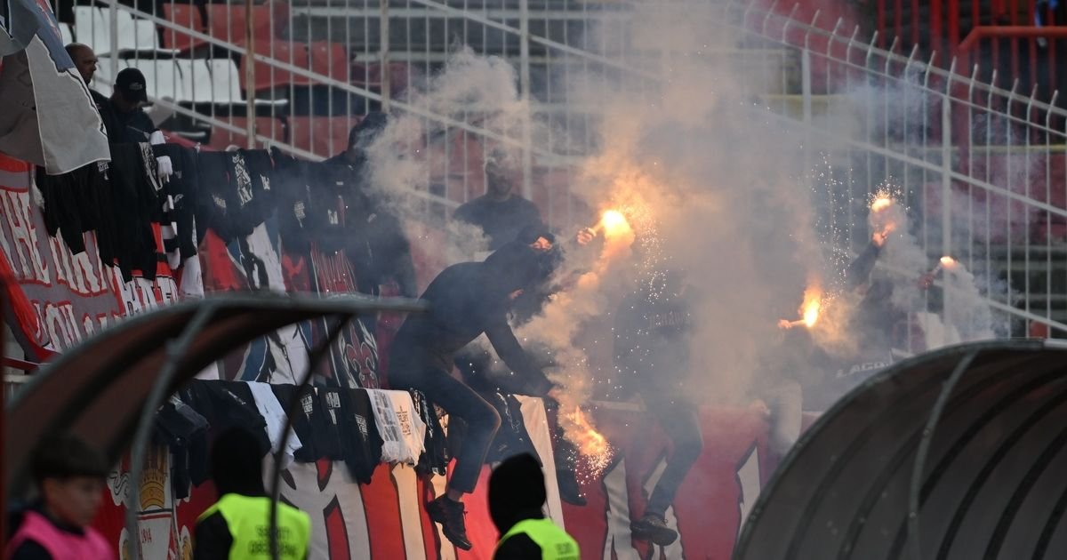 Pogledajte kako su Firmaši spalili obeležja Grobara: Ograda se crnila od otetih rekvizita!