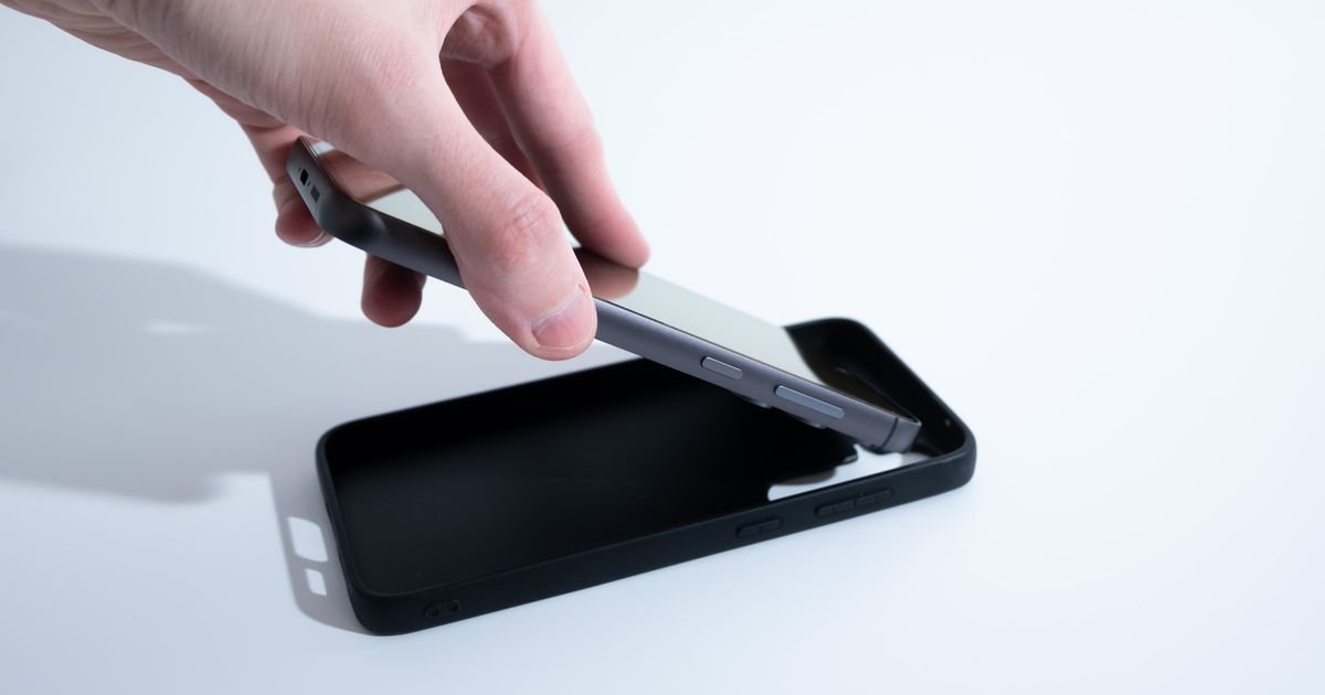 Evo zašto bi trebalo da skidate masku sa telefona dok ga punite