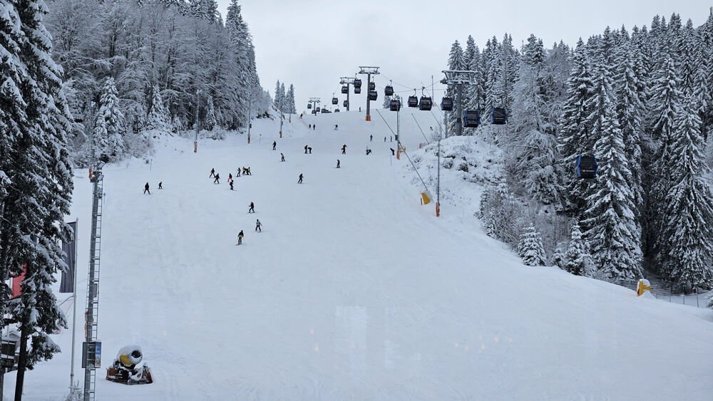 Jahorina zavejana kao usred decembra: Pala ogromna količina snega, obavezna zimska oprema za vozače (FOTO)