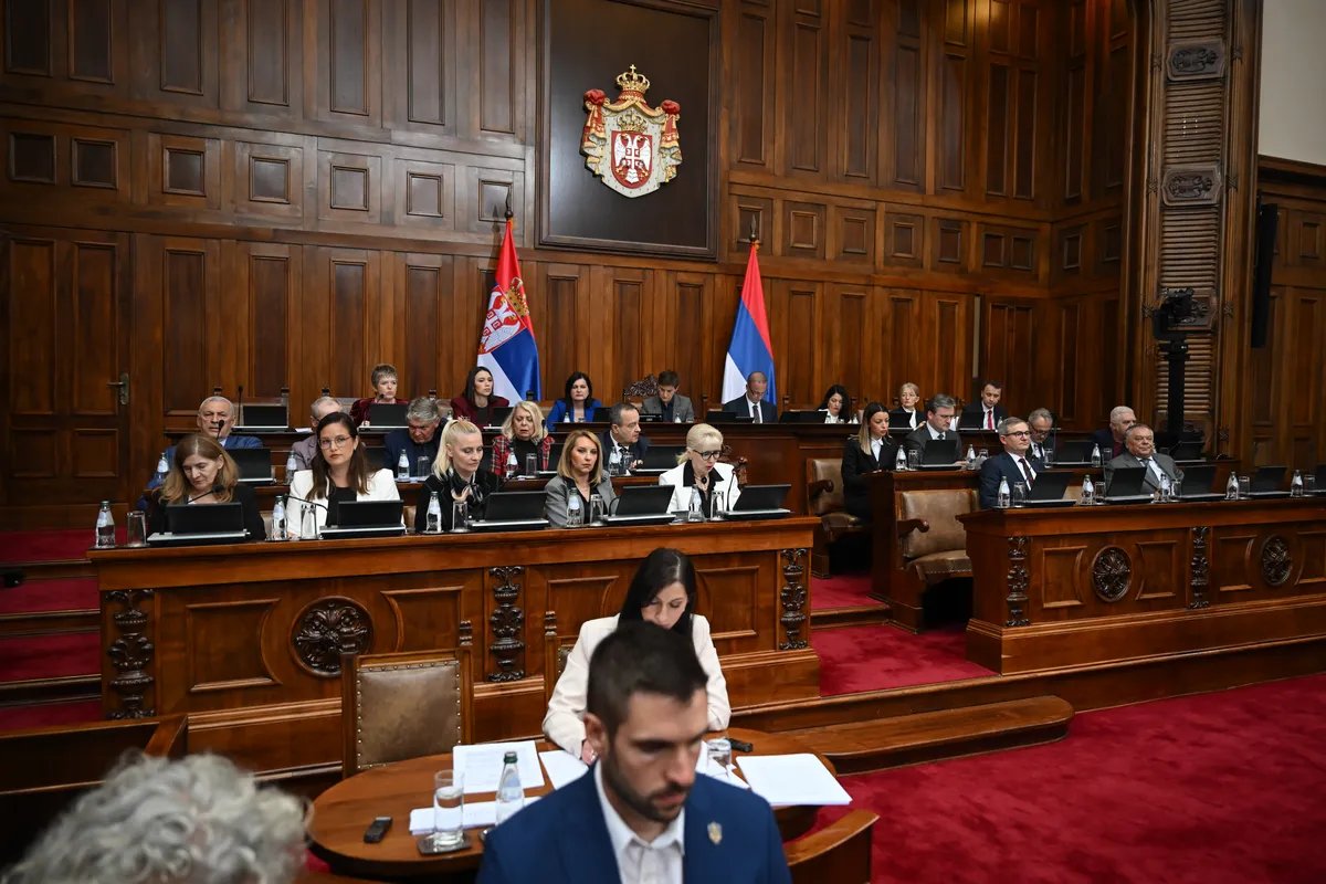 Od vulgarnih izjava do citiranja estradnih hitova: Petog dana skupštinske sednice bilo vremena i za "muzičke stolice"