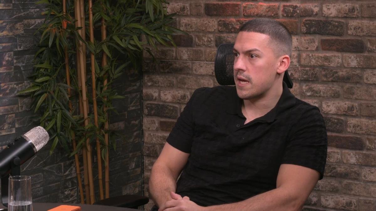 PREBILI GA I OSTAVILI PORED PUTA! Influenser se snimao ispred zapaljenog "brabusa", a sad dobio ozbiljne batine! Baka Prase se oglasio: "Nije vraćao dugove..."