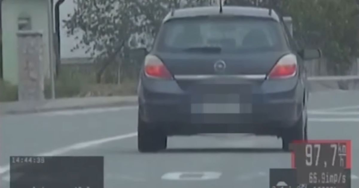 Bahati vozač divljao u blizini škole! Pogledajte opasan snimak iz Požege, jurca kao na trci