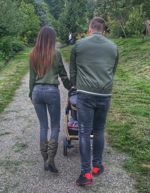 UPOZNALI SE U RIJALITIJU, A VAŽE ZA NAJSKLADNIJI PAR! Planiraju petoro dece, a sad objavili kadrove porodične idile (FOTO)