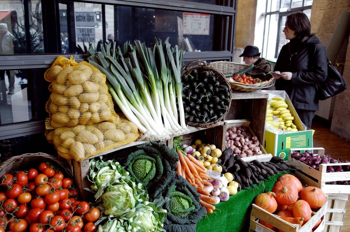 Paradajz 700, paprika 600, mladi krompir 1.000 dinara: Šok cene u prodavnicama, na pijacama još i gore