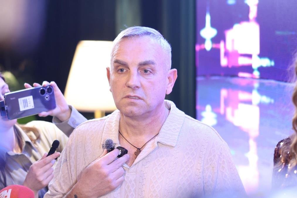 PEVAČ PREVARIO ŽENU, PA ZAPROSIO DUPLO MLAĐU LJUBAVNICU! Sve se desilo javno, a nakon skandala se vratio supruzi: "Kajem se zbog veze s njim..."