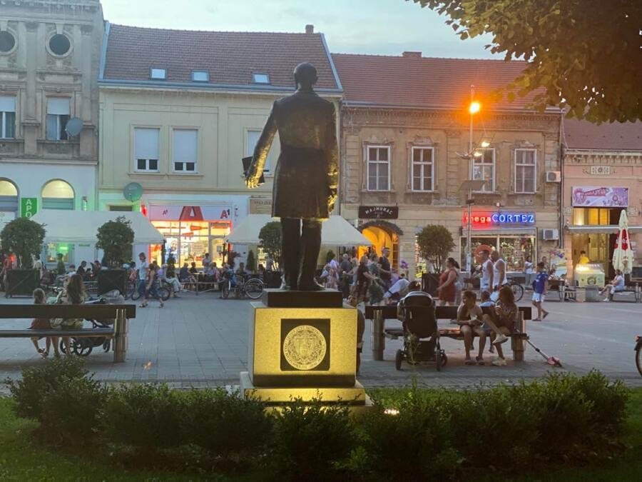 Prvi maj u Mitrovici: Od Carske palate do Zasavice – evo gde svi idu i zašto se ovde ostaje duže (FOTO)