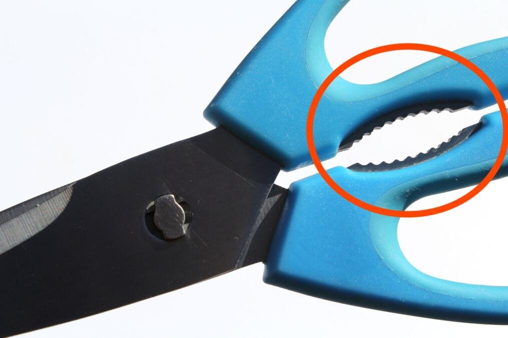 Malo ko zna čemu služe zubići na makazama: Nisu tu bez razloga, koristite ih pametno