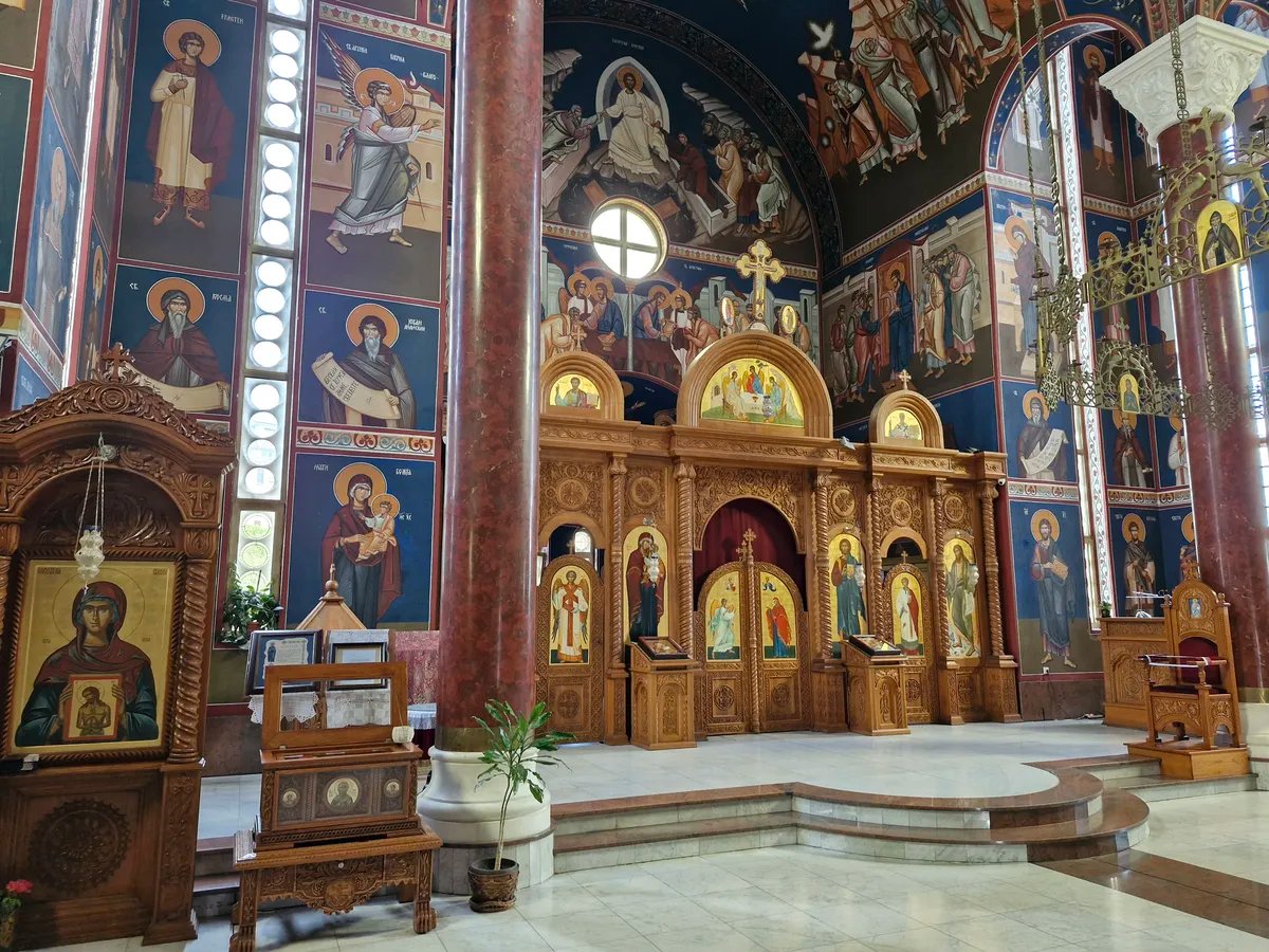 Vandalizovana pravoslavna crkva u Zagrebu: Stolice i stvari iz kafića bačene na objekat