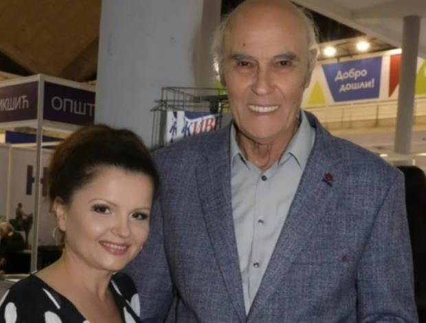 "ZA IMOVINU SAM ODMAH REKLA ŠTA ŽELIM"  Mala Cana za 41 godinu starijeg pevača, pa žestoko potkačila kolege: To su sve šonje!