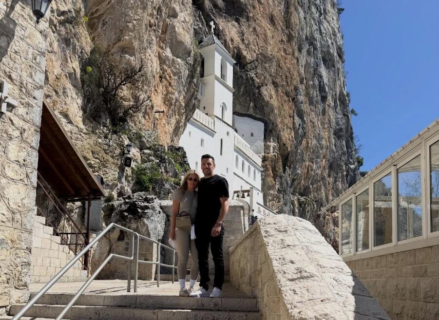 ČUVENA SVETSKA ZVEZDA DOVELA LEPU SUPRUGU I DECU U SRPSKU SVETINJU: Prevalio put preko okeana i stao sa porodicom pred manastir